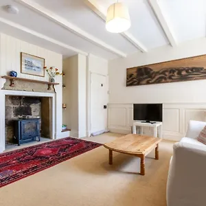  Holiday home Halls Place